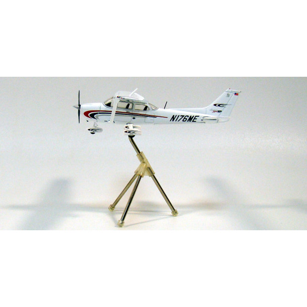 Модель самолета Cessna 172 Skyhawk б/н N176ME 1:72 GGCES012